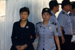 박근혜, 재판 중 어지럼증 호소…방청석 “죽으면 알아서하라” 고성