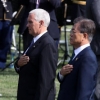 문 대통령, ‘참전용사 아들’ 펜스 미 부통령과 한국전 참전기념비 참배