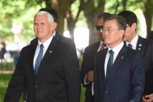 문재인 대통령, 펜스 부통령과 오찬…“한미 동맹의 굳건함을 재확인했다”