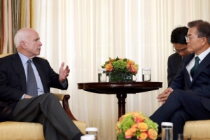 문 대통령, ‘홀대론’ 제기됐던 매케인 만나 비공개 면담