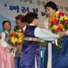[서울포토] 꽃다발 받아든 문재인 대통령-김정숙 여사