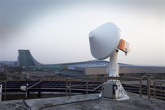 한국건설기술연구원이 경기 고양시 대화동 연구원 옥상에 설치한 기상관측용 레이더. 왼쪽 뒤로 킨텍스 제2전시장이 보인다. 한국건설기술연구원 제공