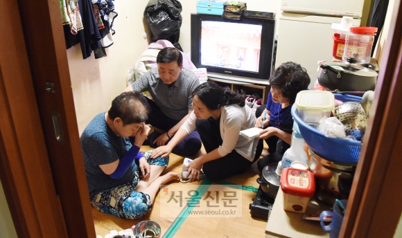 서울 영등포구 쪽방지역 주거취약계층 주민을 방문, 간호 업무지원을 하고 있는 50+ 세대.