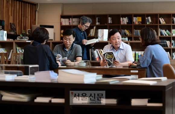 서울시50플러스 중부캠퍼스는 50+세대에게 교육에서 일자리까지 체계적으로 지원하는 종합지원센터이며, 새로운 어른 문화를 만들어 갈 복합문화공간이다.