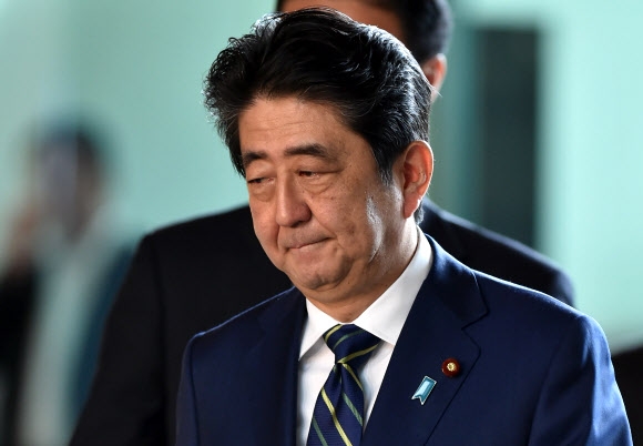 아베 신조 일본 총리가 3일(현지시간) 심각한 표정으로 도쿄 관저로 출근하고 있다. AFP 연합뉴스