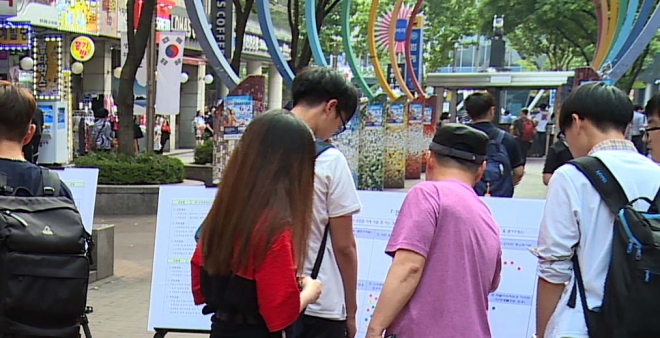 안양 시민들이 안양시정 베스트10의 순위를 정하는 설문조사에 참여하고 있다. 안양시 제공