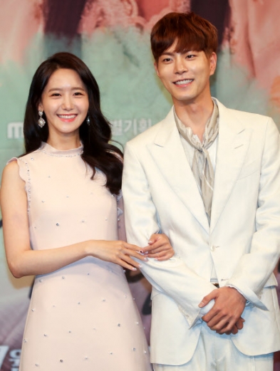 배우 임윤아(왼쪽)와 홍종현이 3일 오후 서울 마포구 상암동 MBC 골든마우스홀에서 열린 MBC 새 월화드라마 ’왕은 사랑한다’ 제작발표회에서 포즈를 취하고 있다. <br>연합뉴스