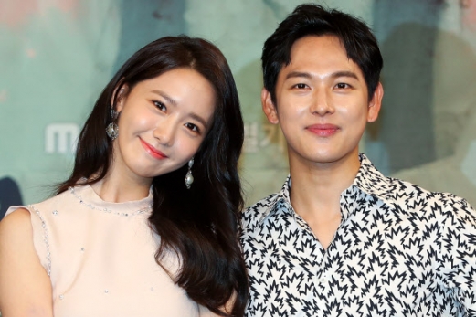 배우 임시완(오른쪽)과 임윤아가 3일 오후 서울 마포구 상암동 MBC 골든마우스홀에서 열린 MBC 새 월화드라마 ’왕은 사랑한다’ 제작발표회에서 포즈를 취하고 있다. <br>연합뉴스