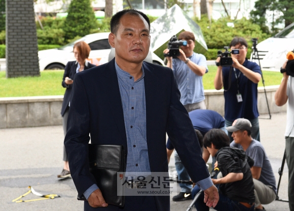 김성호 국민의당 공명선거추진단 수석부단장이 3일 오후 문준용씨 제보조작 사건과 관련해 피고발인 신분으로  서울 남부지검에 출석하고 있다.  이호정 기자 hojeong@seoul.co.kr