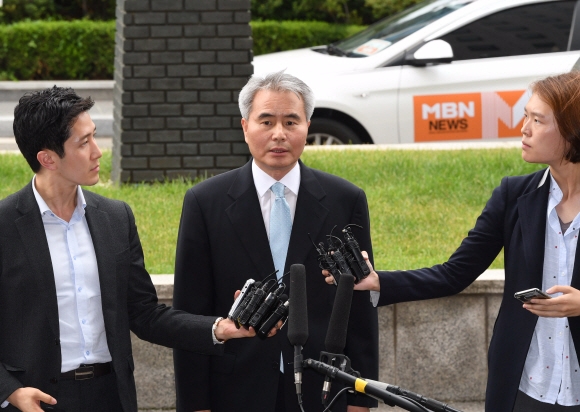 김인원 국민의당 공명선거추진단 부단장이 3일 오후 문준용씨 제보조작 사건과 관련해 피고발인 신분으로  서울 남부지검에 출석하고 있다.  이호정 기자 hojeong@seoul.co.kr