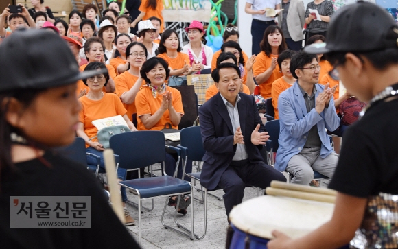 이성(가운데) 구로구청장이 지난 6월 26일 구청강당에서 열린 ‘2017 건강 한마당’에 참석해 주민들의 공연을 보며 박수를 치고 있다. 이언탁 기자 utl@seoul.co.kr