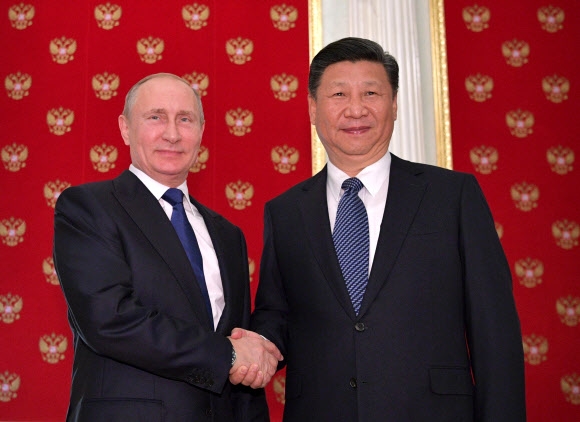 3일(현지시간) 러시아 모스크바에서 푸틴 러시아 대통령과 시진핑 중국 국가주석이 회담을 하기에 앞서 악수를 나누고 있다. AFP 연합뉴스