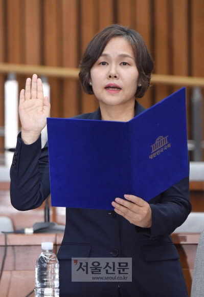 박정화 대법관 후보자가 4일 오전 국회에서 열린 인사청문회에서 선서를 하고 있다.  이종원 선임기자 jongwon@seoul.co.kr
