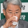 [서울포토] 물 마시는 김동철 원내대표