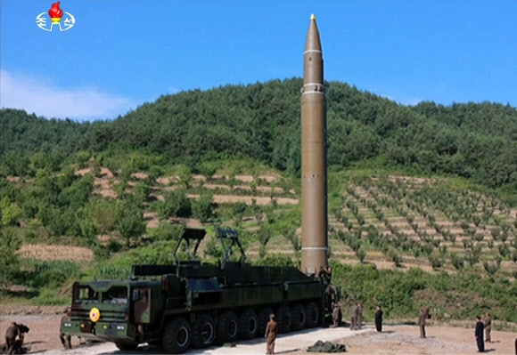 북한 조선중앙TV는 4일 대륙간 탄도미사일(ICBM) ’화성-14’ 시험발사에 성공했다며 ICBM 발사 모습을 공개했다. 사진은 북한이 발사한 ’화성-14’의 모습.  연합뉴스