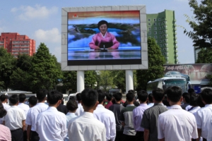 [포토] 북한 미사일 발사 뉴스를 지켜보는 북한 주민들