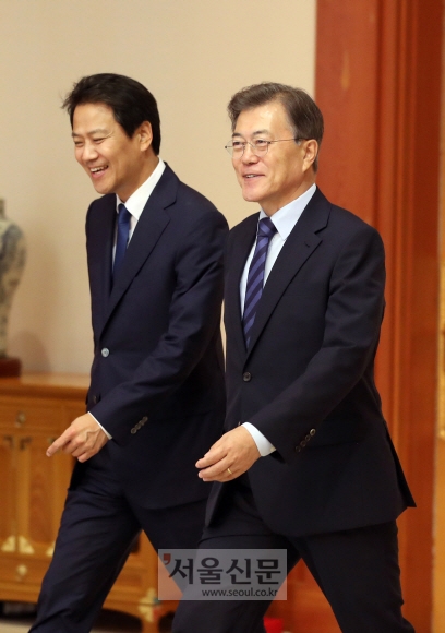 문재인 대통령과 임종석 비서실장이 4일 오후 청와대에서 열린 임명장 수여식에 참석하고 있다. 안주영 기자 jya@seoul.co.kr