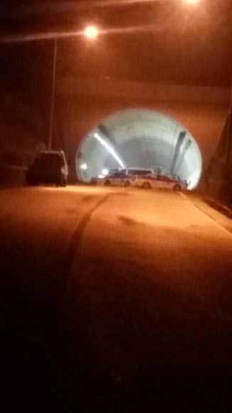 인질극에 통행 차단된 터널