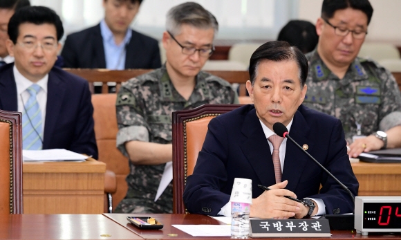 5일 국회에서 북한의 미사일 발사와 관련하여 열린 국방위 전체회의에서 한민구 국방부장관이 의원들의 질문에 답변을 하고 있다. 이종원 선임기자 jongwon@seoul.co.kr