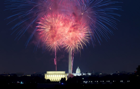 4일(현지시간) 밤 미국 워싱턴 DC의 링컨 기념관과 국회의사당 위로 미국 독립기념일(7월 4일)을 축하하는 불꽃놀이가 펼쳐지고 있다. AP 연합뉴스