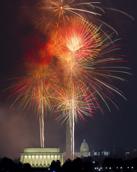 4일(현지시간) 밤 미국 워싱턴 DC의 링컨 기념관과 국회의사당 위로 미국 독립기념일(7월 4일)을 축하하는 불꽃놀이가 펼쳐지고 있다. AP 연합뉴스