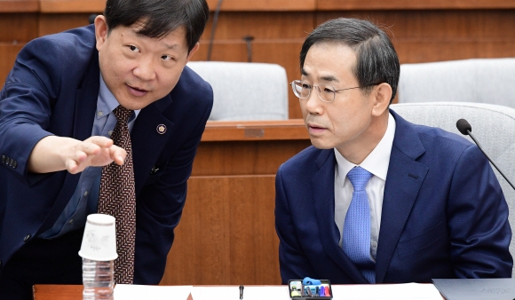 조재연 대법관 후보자가 5일 국회에서 열린 인사청문회에서 관계직원과 의원들의 질문에 대한 답변준비를 하고 있다.  이종원 선임기자 jongwon@seoul.co.kr