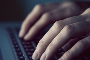 “못생겼다” 지인 딸 사진에 악플 단 육아맘 입건