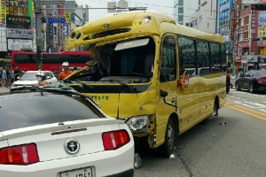 청주 도심서 미니버스 인도 돌진 2명 숨져…운전자 급발진 주장