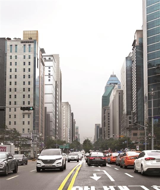 서울에서 건축 밀도가 가장 높은 ‘강남 중의 강남’ 테헤란로 양쪽의 고층빌딩 숲.