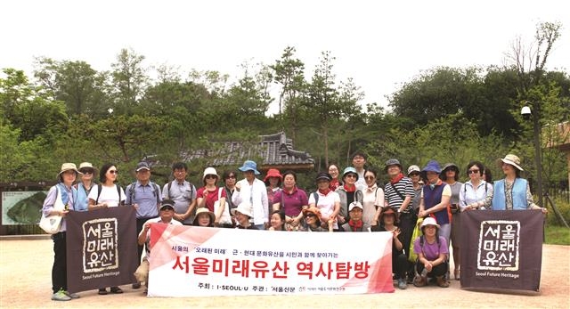 투어 참가자들이 종착지인 선정릉에서 단체 인증샷을 찍고 있다.