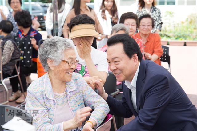 지난 4일 화곡4동 무지개경로당을 찾은 노현송(오른쪽) 강서구청장이 할머니들의 손을 꼭 잡으며 안부를 묻고 있다.