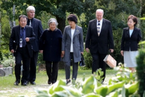 김정숙 여사, 윤이상 묘소 찾아 통영산 ‘동백나무’ 심어