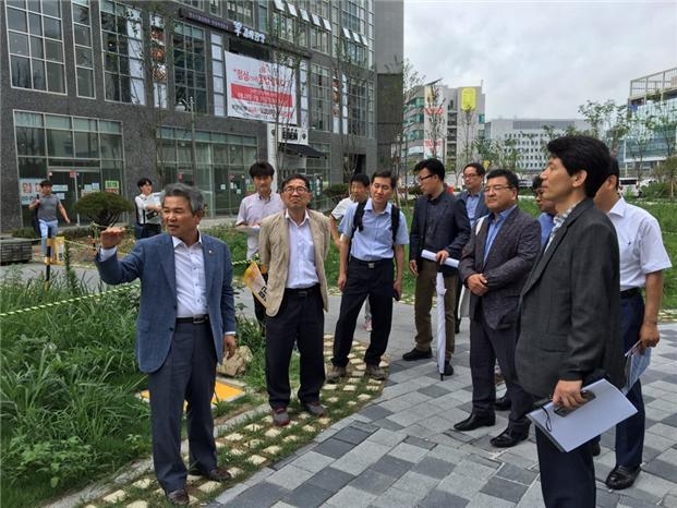 이창섭 서울시의원(왼쪽)이 3일 발산역 일대 활성화에 대한 주민설명회를 갖고 있다.