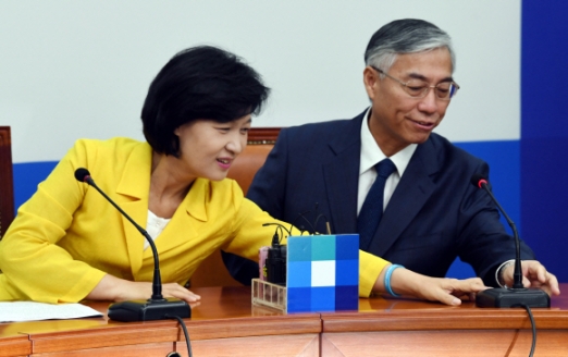 [서울포토] ‘마이크는 이렇게’…추궈홍 주한 중국대사, 국회 더불어민주당 예방