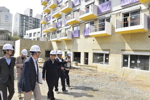 김성환(오른쪽 세번째) 노원구청장이 지난 4월 13일 서울 노원구 하계동에 조성되는 ‘제로 에너지 주택’ 건설 현장을 둘러보고 있다.