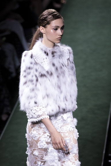 모델이 5일(현지시간) 프랑스 파리에서 ‘펜디의 오트 쿠튀르 가을/겨울 2017/2018 패션 콜렉션’의 작품을 선보이고 있다. AP 연합뉴스