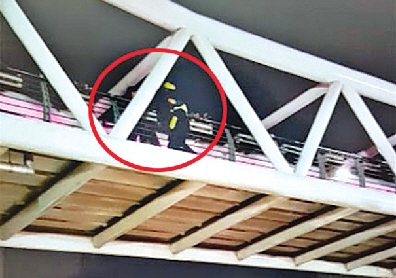 지난 5일 밤 부산의 한 다리에서 뛰어내리려는 자살 기도자를 탤런트 한정국씨가 다른 시민, 경찰과 함께 구조하고 있다. 사상경찰서 제공 영상 캡처