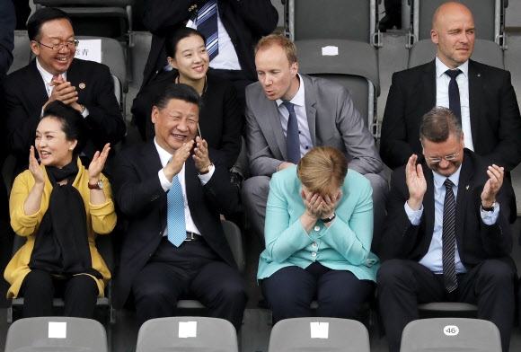 각양각색 웃음… 메르켈·시진핑 ‘축구 관람 외교’ 