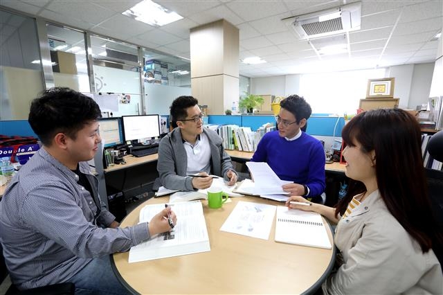 연구원들이 국책사업 관련 지역개발 논리를 개발하기 위해 토론을 하고 있다.  전북연구원 제공
