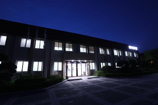 지역 발전의 초석을 놓는 연구원들이 퇴근하지 않아 전북연구원은 늦은 밤에도 불이 꺼지지 않는다.  전북연구원 제공