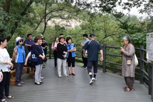 여성을 위한 길 ‘여기로’ 오세요