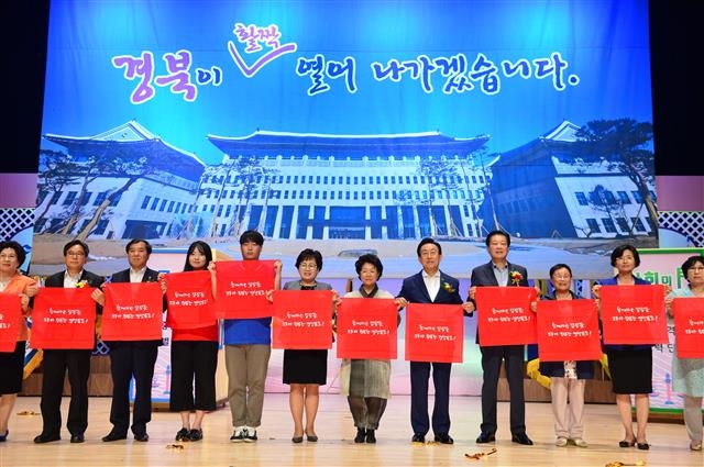 6일 경북도청 동락관에서 열린 ‘제22회 양성평등주간’ 행사에 참석한 김관용(오른쪽 다섯 번째) 경북도지사와 김응규(네 번째) 경북도의회 의장 등이 지역 여성의 화합과 역량 결집 등을 위한 퍼포먼스를 펼치고 있다. 경북도 제공