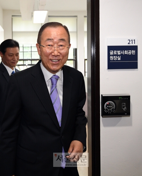 연세대 글로벌사회공헌원 명예원장으로 취임한 반기문 전 유엔 사무총장이 6일 서울 서대문구 연세대 아펜젤러관에 있는 원장실로 첫 출근을 하고 있다. 박지환 기자 popocar@seoul.co.kr