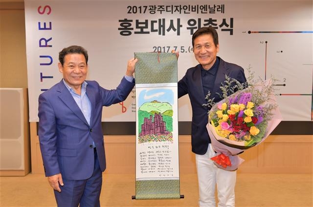 안성기(오른쪽)