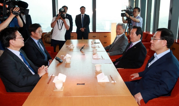 모처럼 한자리에 모여