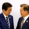 文대통령 만난 아베 “한일 위안부 합의 지키는 게 중요”