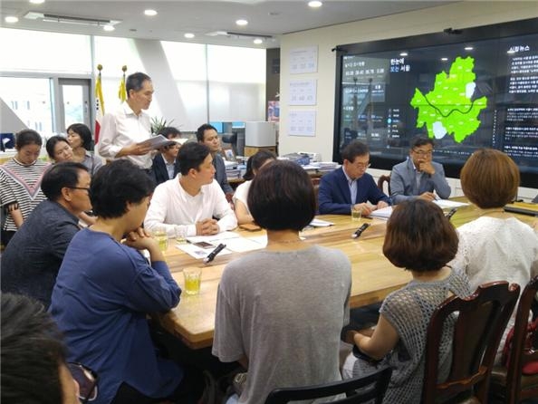 남재경 서울시의원이 돈의문 뉴타운내 초등학교 신설 필요성에 대해 논의하기 위해, 박원순 서울시장을 초청해 주민들과 간담회를 갖고 있다.