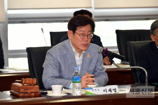 이재명 성남시장이 6일 시청에서 열린 남북교류협력위원회 정기회의에서 지방정부 차원의 남북 교류사업을 추진하겠다고 밝혔다.  (성남시 제공)
