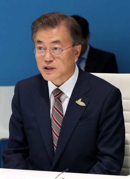 김용 세계은행총재와 얘기 나누는 문 대통령