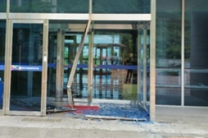 ‘재판에 불만’…음주 상태로 차량 돌진해 법원 현관 박살 낸 40대 영장